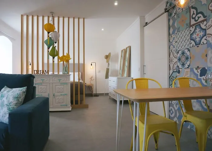 Апартаменти Golden Cliff House *