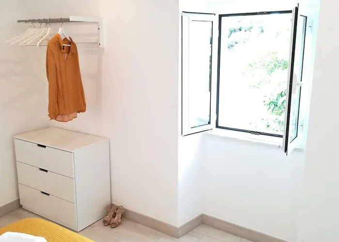 Golden Cliff House Апартаменти